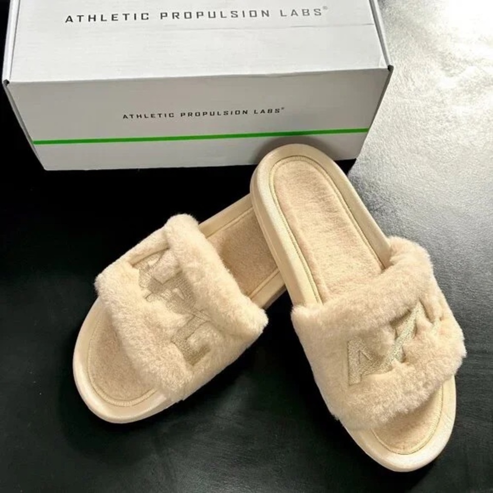 625. NEW SIZE 6 APL Plush Slide Slippers in Cream